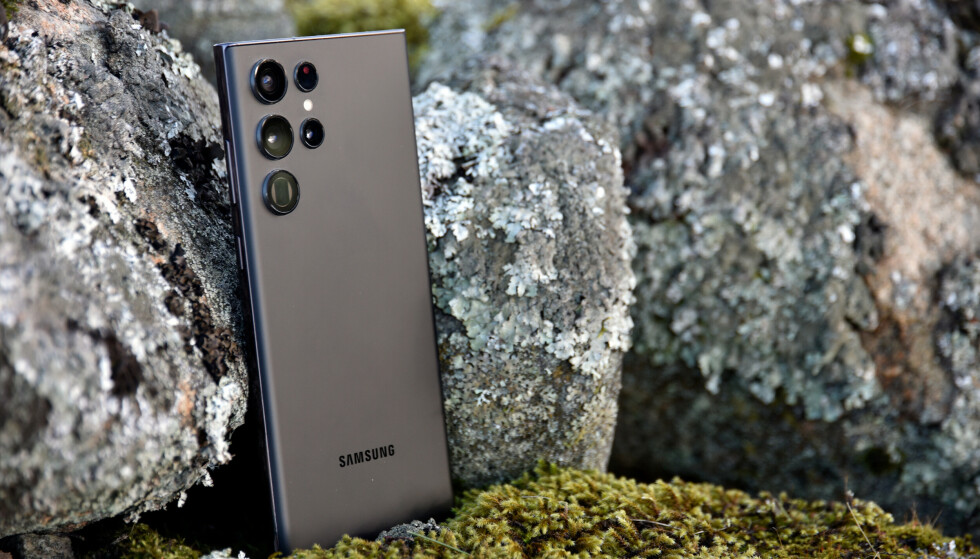 The Samsung Galaxy S22 Ultra is the best model of the year from Samsung and it comes with an advanced camera solution and an in-built stylus.  Photo: Pål Joakim Pollen