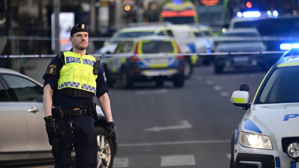 Politiet har sperret av et stort område ved den videregående skolen Malmö Latin