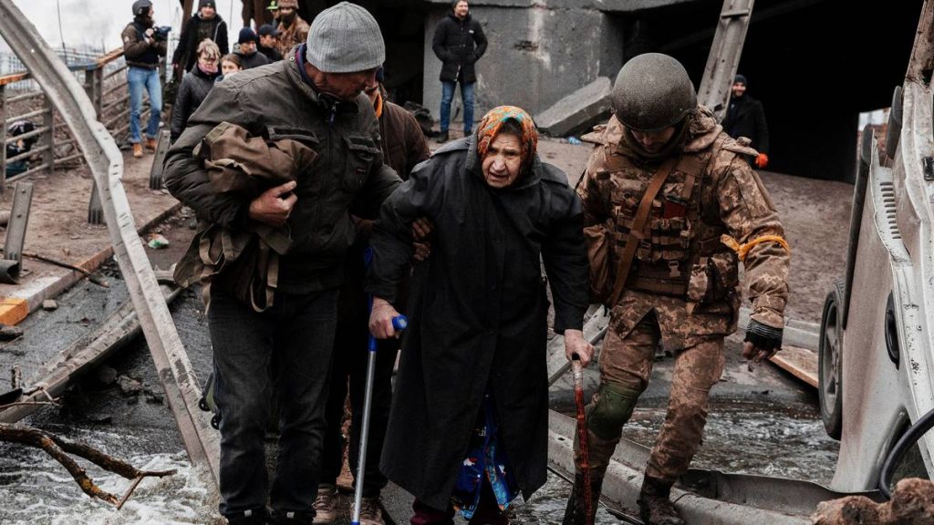 En eldre kvinne får hjelp til evakuering fra Irpin utenfor Kyiv lørdag. Stadig flere sivile ofre kan bringe krigen over i en ny fase.