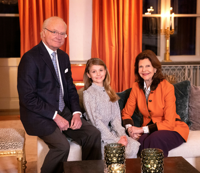 DANISH DESIGN: The Swedish princess appeared in a Danish design from Designers Remix in the official Christmas photo and in this photo from the actual celebration with the grandparents, among others.  Photo: Sara Friberg, Kungl.  Court states