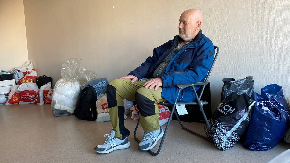 Svein Åge Antonsen sitter på en campingstol i sin nye omsorgsbolig.
