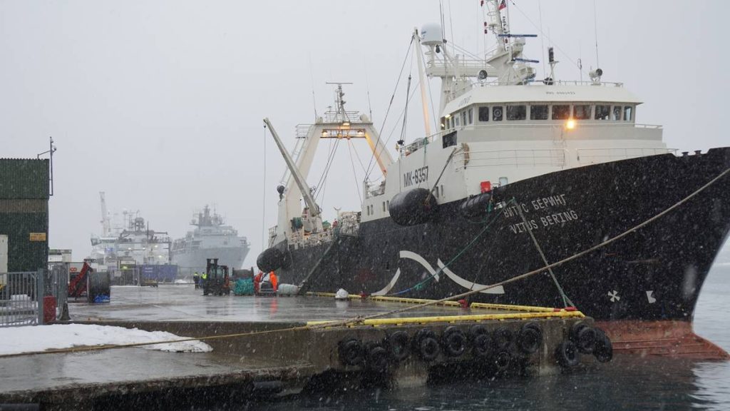 Russisk fiskebåt i en av havnene i Tromsø, 3. mars 2022. Snart kan det hende Norge og EU kommer med sanksjoner som gjør at den ikke får lov til å ligge her mer. Det vil få konsekvenser for det lokale næringslivet.