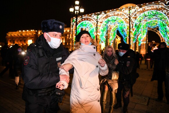 Demonstration: Russian police arrest a female protester during an anti-war demonstration in Moscow on March 2.  Photo: Natalia Kolesnikova/AFP