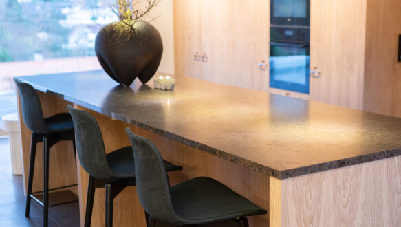Practical: a large kitchen island with seating and storage.  Photo: Pandora Film/TV 2
