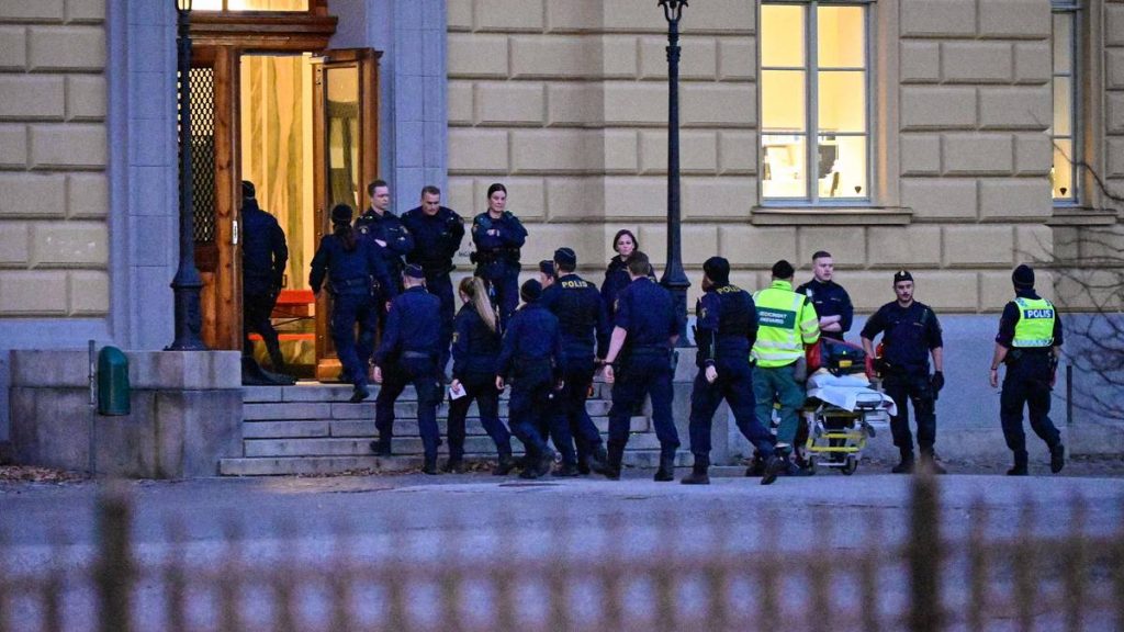 Politi- og ambulansepersonell ved Malmö lainskola der to personer er skadd etter en alvorlig hendelse.