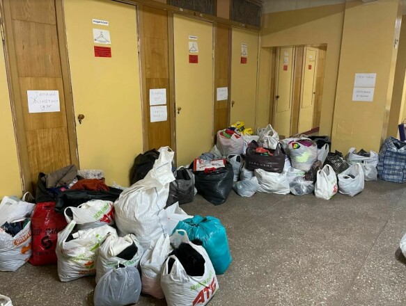 Donations: Large quantities of clothing and food must be sorted and distributed by volunteers.  Photo: Alexandra Marchenko