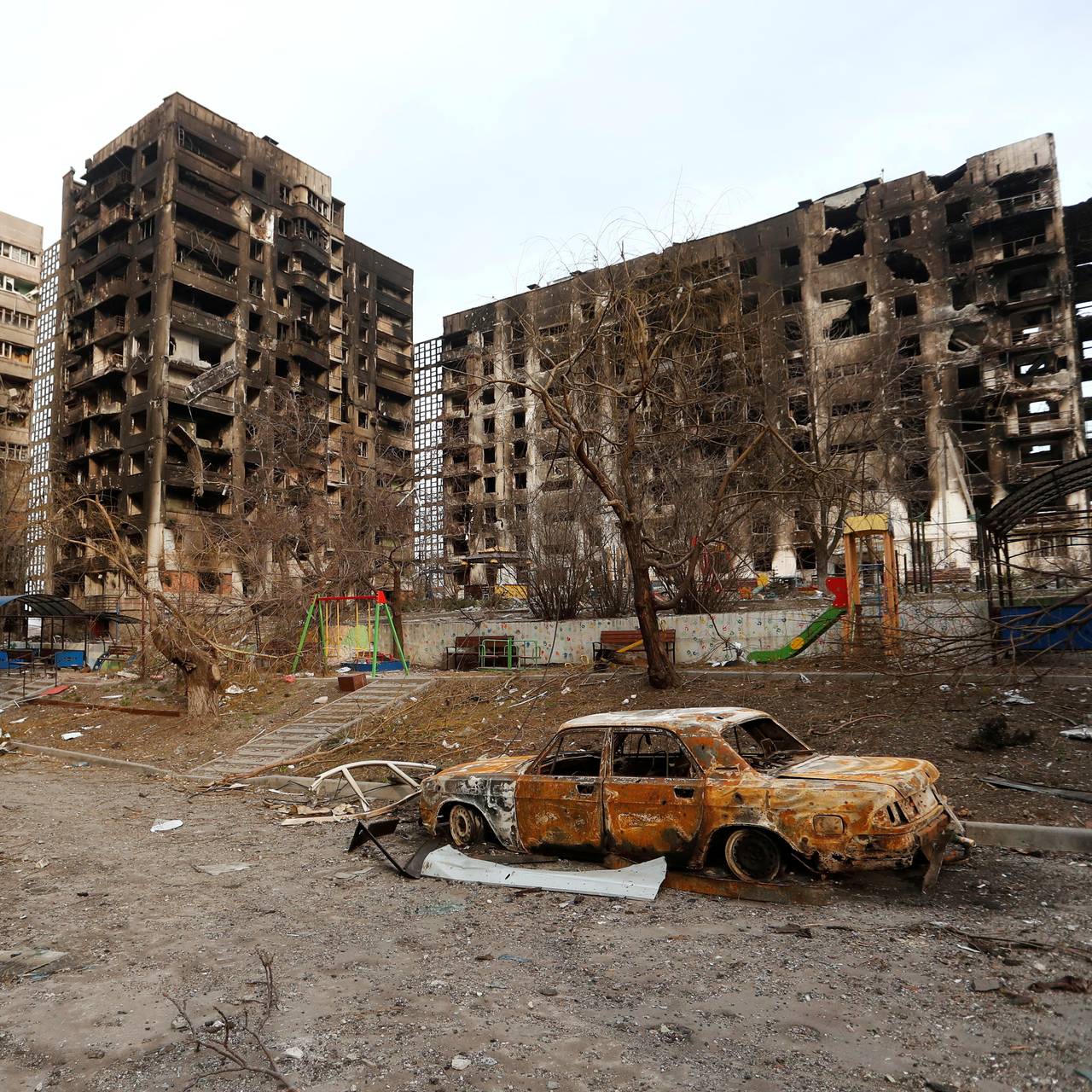 The photo shows an apartment complex in Mariupol that was completely damaged after the Russian attacks.