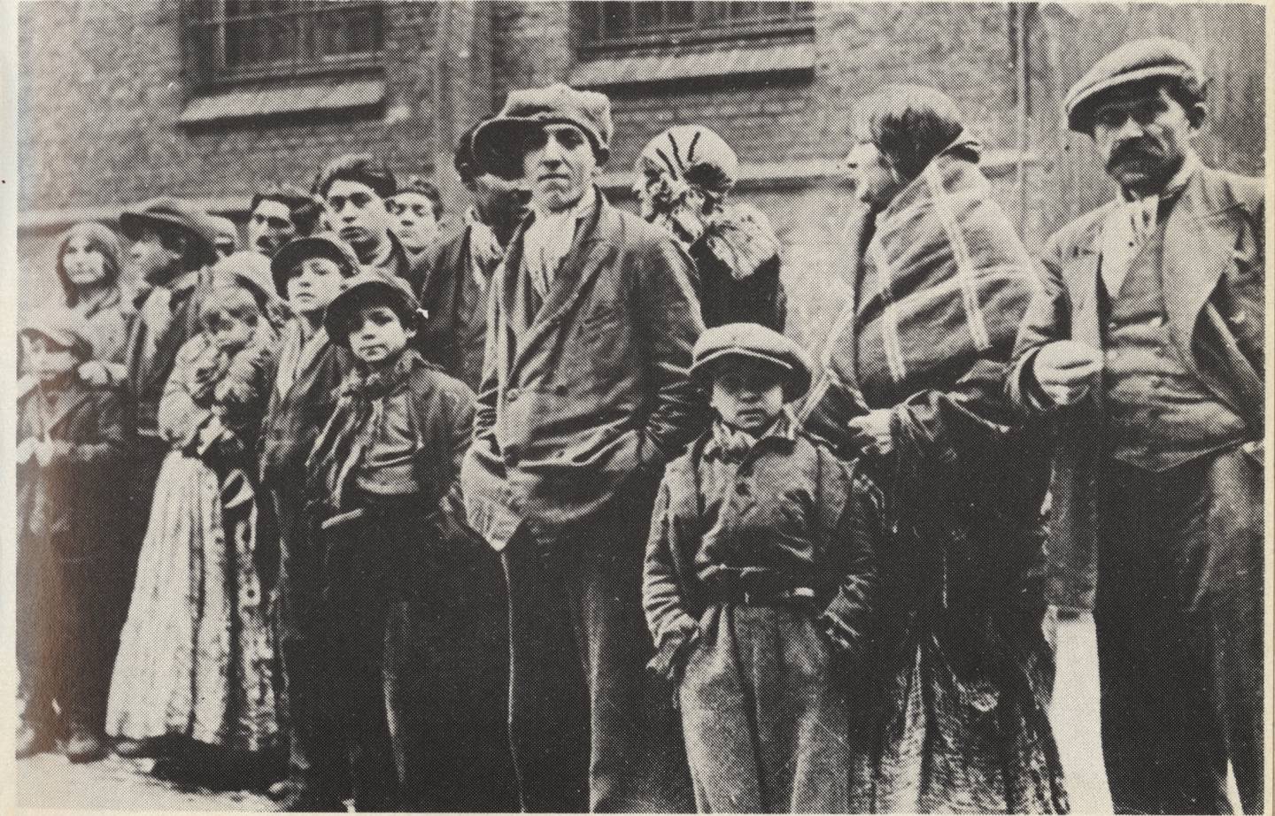 68 Roman-Norwegians were prevented from entering Norway in 1934. The photo shows the group before they were deported from Badburg in Denmark to Germany, where they were detained in the first 