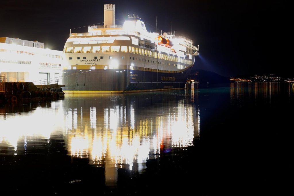 The passenger ship "Havila Cabella" is stranded in Bergen due to sanctions against Russia.