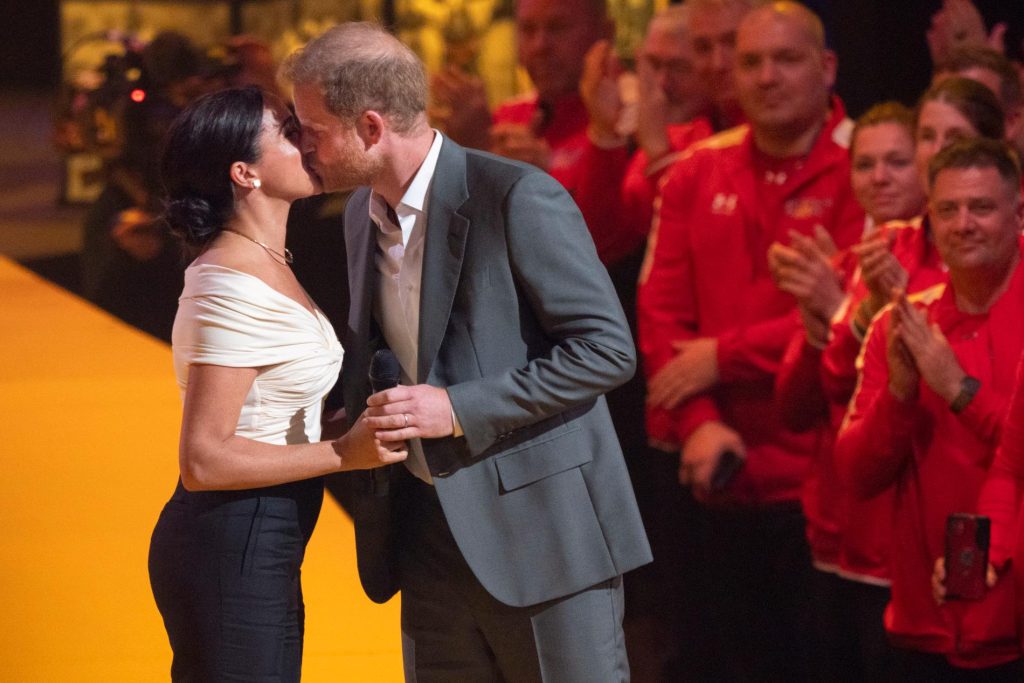 Meghan and Harry kissing the stage - VG