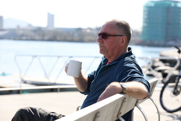 Relaxation: What do you do when the patio paint needs to dry?  Yes, you can relax and have a cup of coffee just like Thor Ow Carlson did at Stavanger.  Photo: Christian Myhre / TV2.