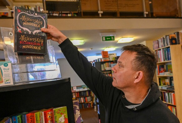 Standing Alone: ​​Janos Szakas, owner of a bookshop in Budapest, sets up the book of fairy tales, which must be separated from other books.  The photo was taken in the fall of last year.  Photo: Attila Kispendek/AFP