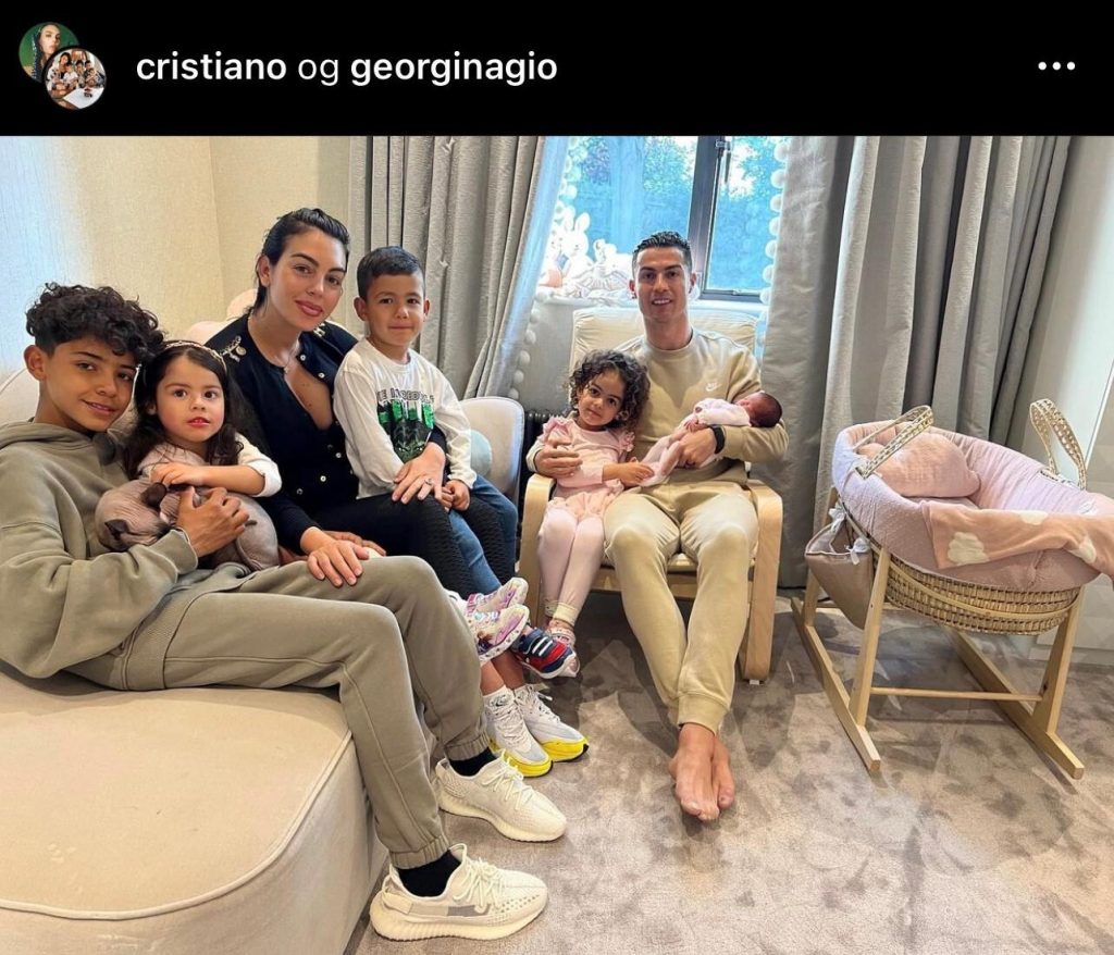 Ronaldo shows his daughter for the first time