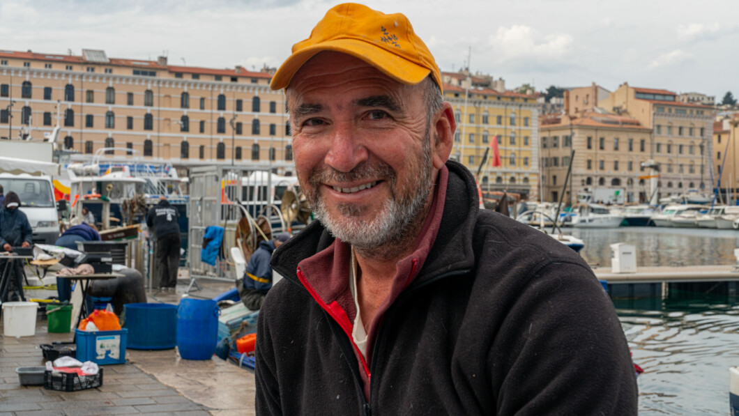 Proud of Marseilles: Almost no one in Marseille is French, says fisherman Guy Longobarbo.  People have roots from other places.  It's impossible to vote for Le Pen, he says, Photo: Santiago Vergara/TV2