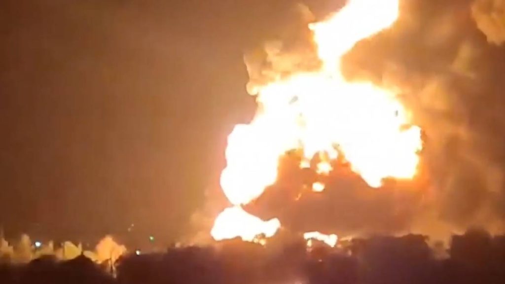 A Russian oil depot in Bryansk is burning - NRK Urix - Foreign news and documentaries