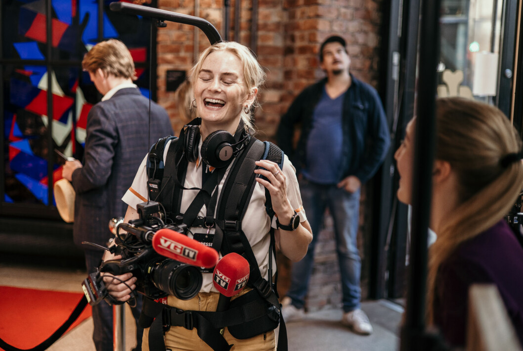For two hours, Anna Redland Nerom and Hannah Kristen Haggardar photographed and photographed the artists on the red carpet.  VG is transmitting a live broadcast and the transmitter is placed in a bag on the back of the Nærum.  “I am very sweaty and tired, she is very heavy,” she says, before colleague Talseth waves her to shoot more interviews.