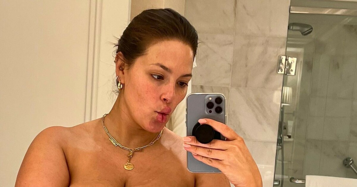 Ashley Ashley Graham poses for a photo after giving birth to twins