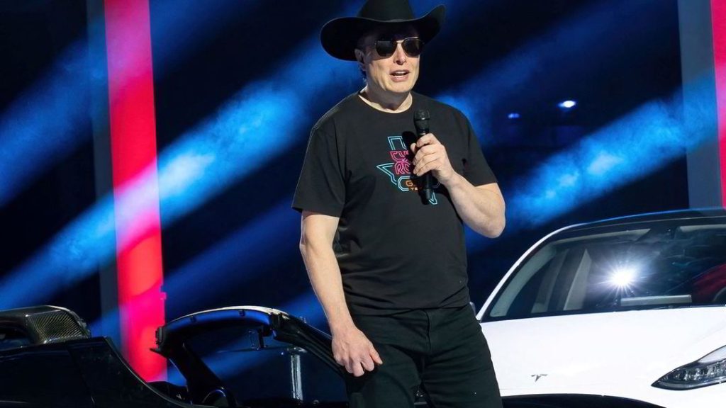 Elon Musk says he took on Bill Gates with giant shorts against Tesla.  Now he's attacking the Microsoft businessman on Twitter