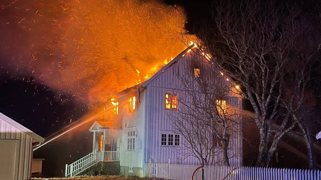 Prestebolig i brann i Bø i Vesterålen
