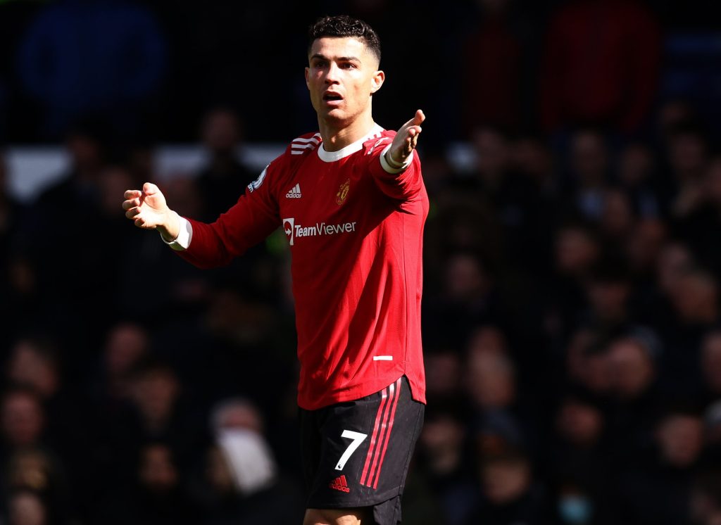 Manchester United, Premier League |  Ronaldo apologizes after apparently hitting a spectator