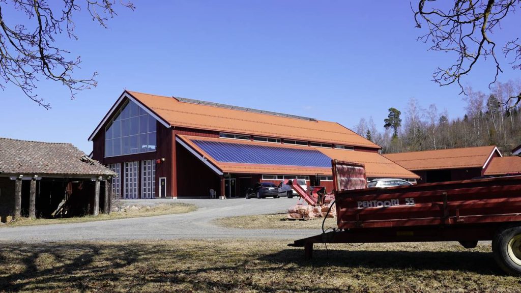 Kvelsrud gård på Jevnaker med solfanger på taket som produserer varmt vann.