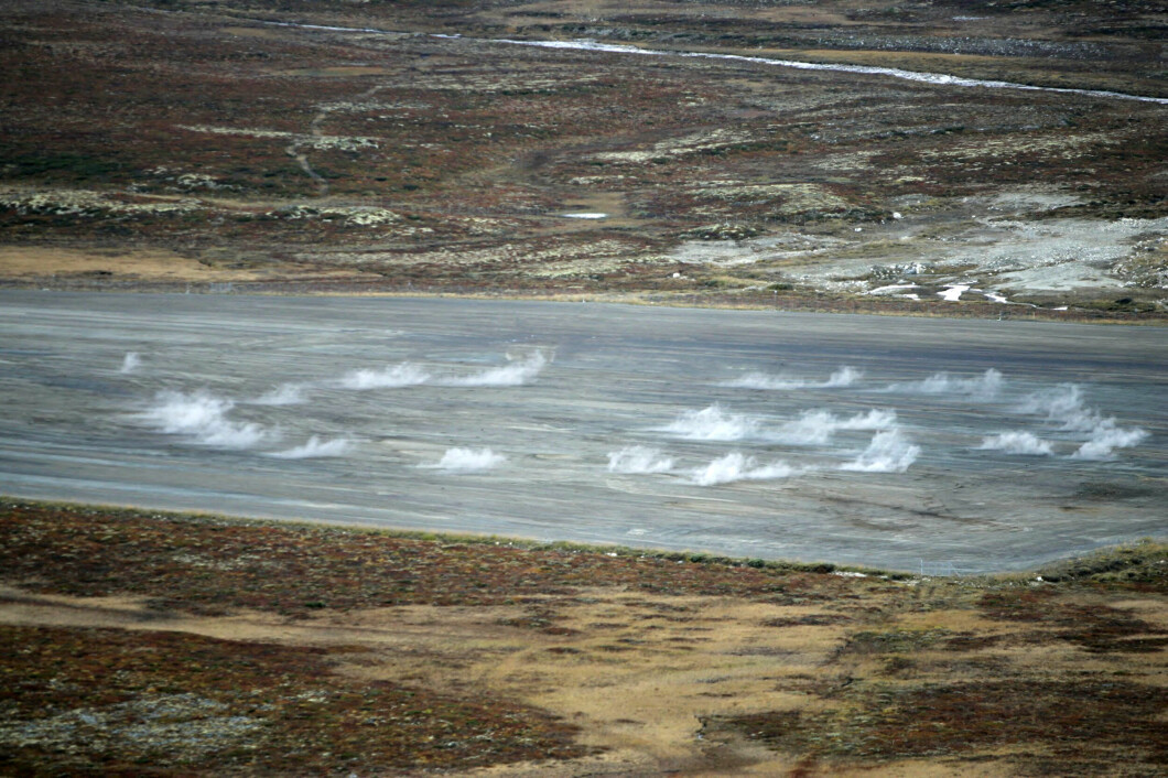 Cluster Bomb Attacks: Here, cluster bombs are detonated during a test by the Norwegian Armed Forces on Hjerkin in 2006. Photo: Gorm Kallestad / NTB