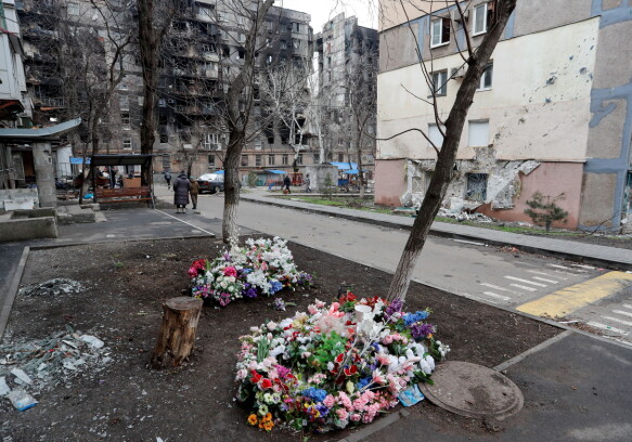 Bored: Mayor Vadim Boychenko said that about 21,000 civilians were killed in Mariupol, but this was not confirmed.  Civilians were buried in the streets.  Photo: Alexander Ermoshenko/Reuters