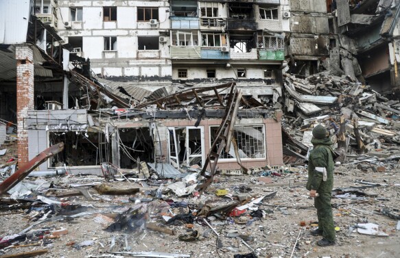Havoc: A soldier stands outside a completely destroyed building after a bomb attack in Mariupol.  The photo was taken on April 13.  Photo: Alexei Alexandrov / AP