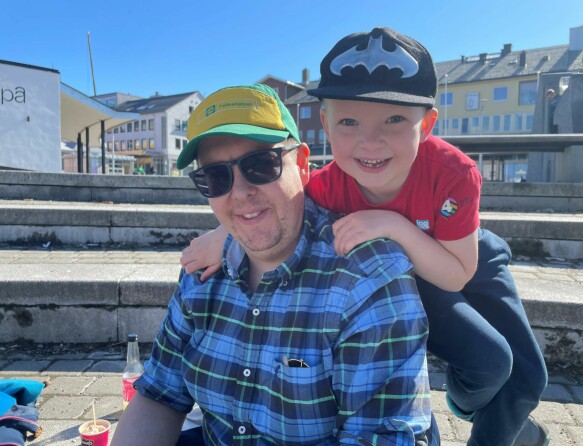 Play: Five-year-old Magnus Norland Kemi has been waiting impatiently for the sun for a long time, says Ilo Gerbe.  Now it has finally come north.  Photo: Roy-Arne Salater / TV2.