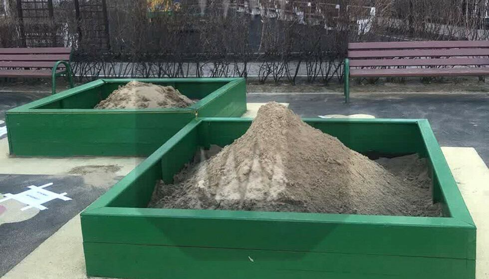 Painted: According to Swedish Aftonbladet sources, two sandboxes in southern Moscow were painted green just an hour after their caretaker was painted blue and yellow, as a result of complaints.  Photo: screenshot from Telegram channel t.me/ostorozhno_novosti