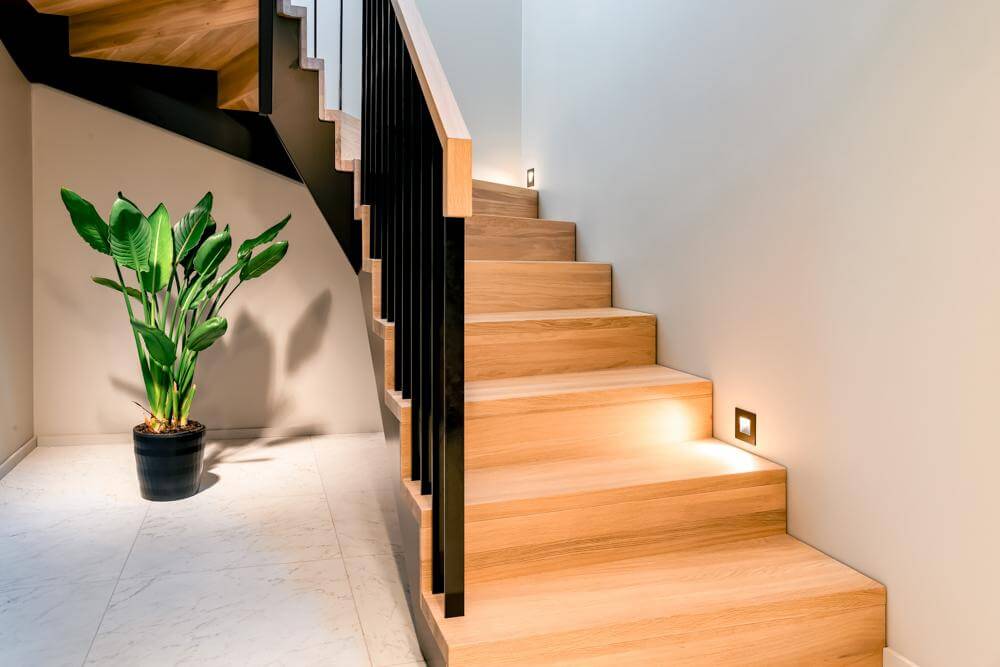 Elegant wall light: Recessed light in the wall creates a unique and relaxing atmosphere, as in this staircase.