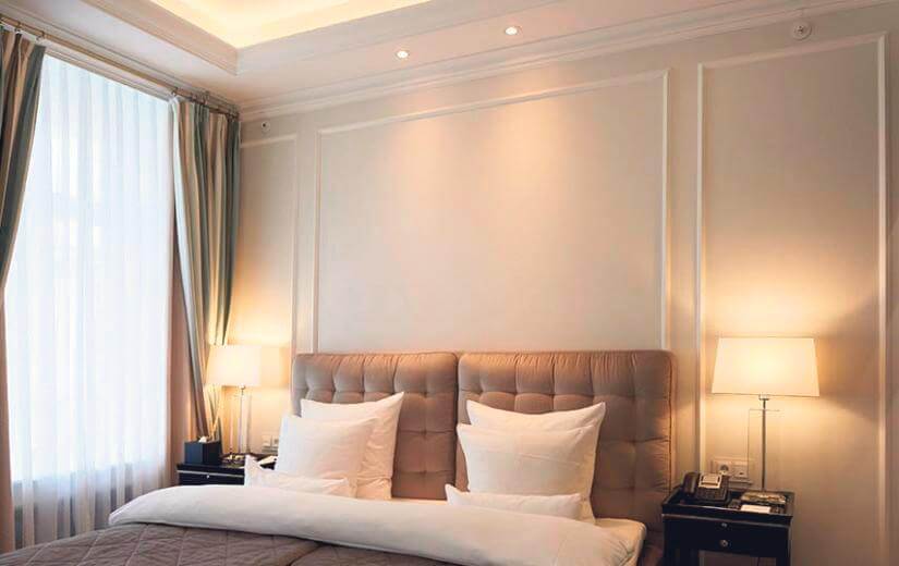 Hotel feel: Several light sources in the bedroom create a good atmosphere.