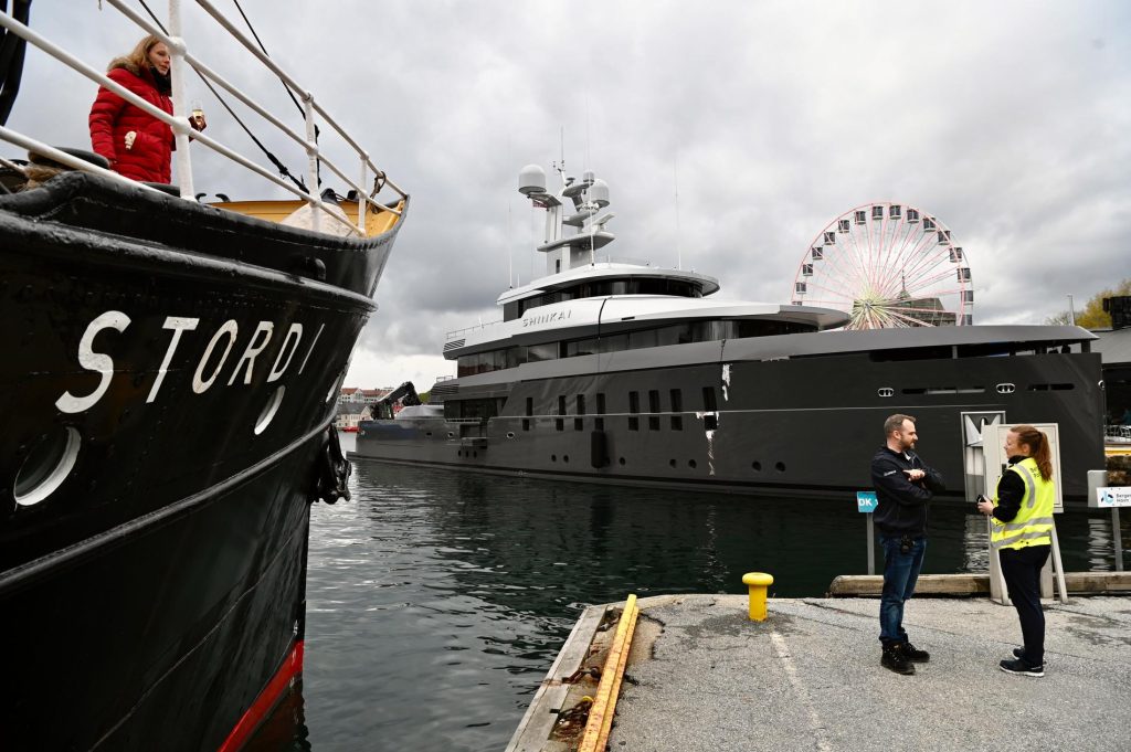 Veteran steamboat "Stord 1" has wrecked on the luxury yacht "Shinkai" in Vågen in Bergen