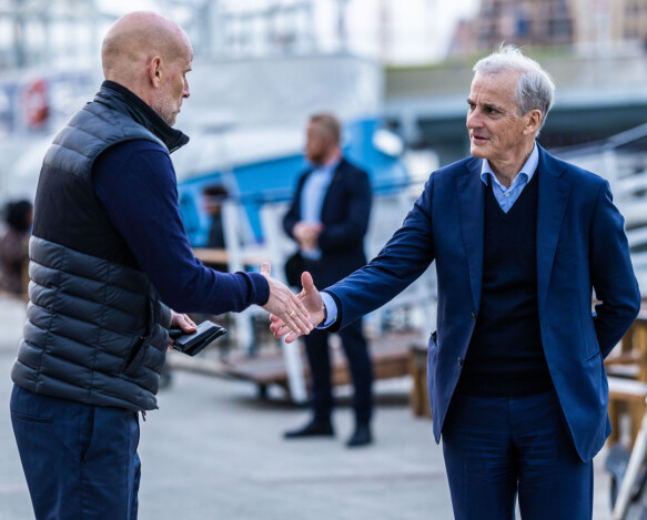 Relax with Politics: Ståle Solbakken has never hidden that he is a Labor man.  The Norway manager is himself interested in politics and is happy to read exactly that.  Photo: Daniel Sanom Lawton