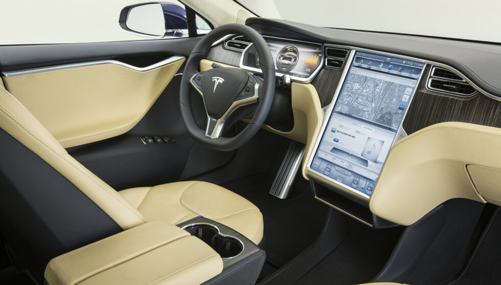 Use the button: it is much safer if, for example, the owner has to press a button on the key, rather than automatically unlocking the car as soon as you approach the car.  Photo: Tesla