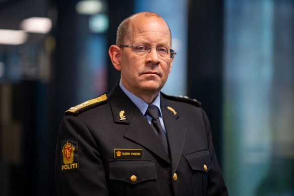 A clear message: The head of the department at the Norwegian Police Directorate, Bjorn Vandevik, encourages people to wait to book a holiday abroad before arranging their travel documents.  Photo: Ingvild Gjerdsjø/TV 2