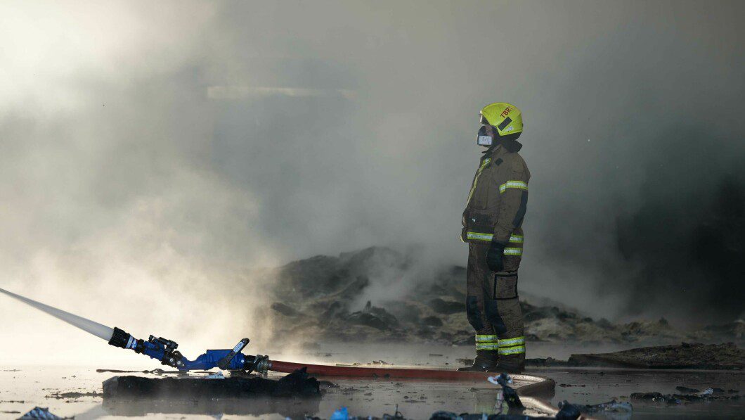 Extinguishing: Firefighters extinguished a fire that broke out at a waste station in Trontheim last night.  Photo: Jan Arne Austad / TV 2