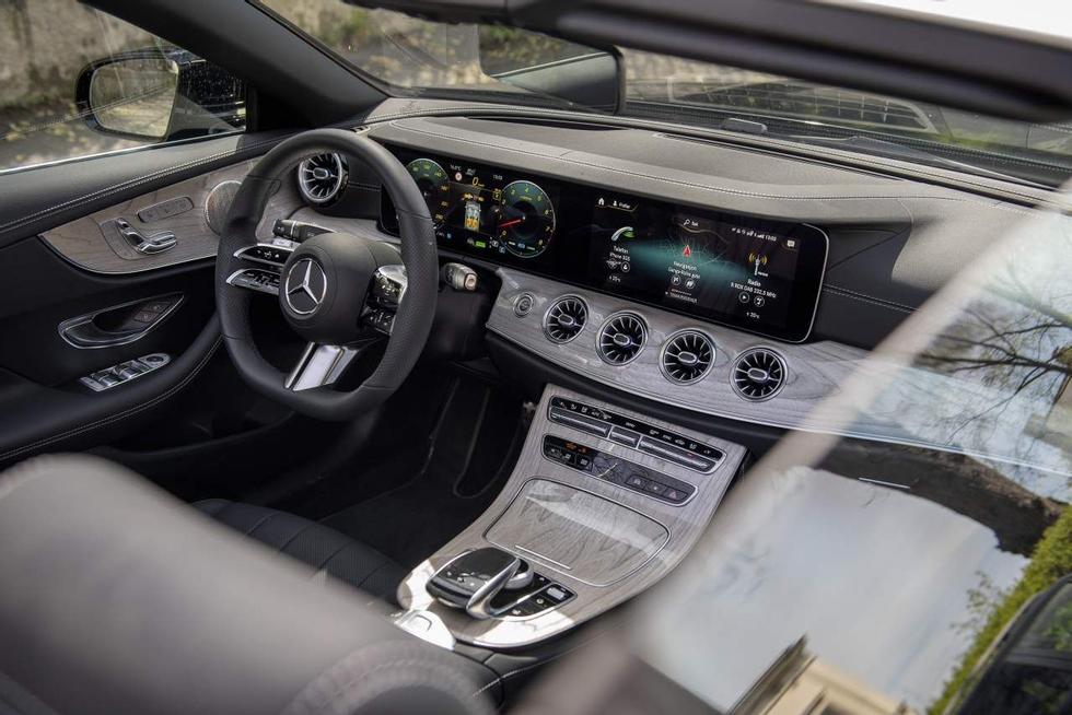 Fun: In addition to leather, precious woods and other hard materials, the driving environment features many large digital surfaces, practical operating options and plenty of equipment.  Photo: Håkon Sæbø / Finansavisen