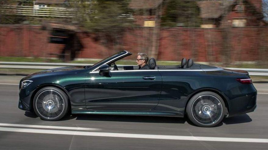 LINE LUCK: The Mercedes-Benz E 450 4Matic Cabriolet in Emerald Green Metallic features the style of the first green buds on trees and shrubs.  Photo: Håkon Sæbø / Finansavisen