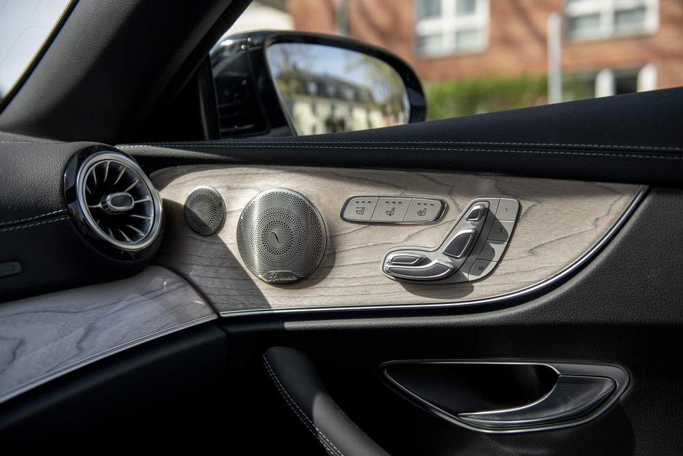 COMFORT: In the door, which is upholstered for the occasion in walnut and leather, you can adjust the seats and a number of heating functions, as well as listen to the Burmester system, which drowns out most of the wind noise.  Photo: Håkon Sæbø / Finansavisen