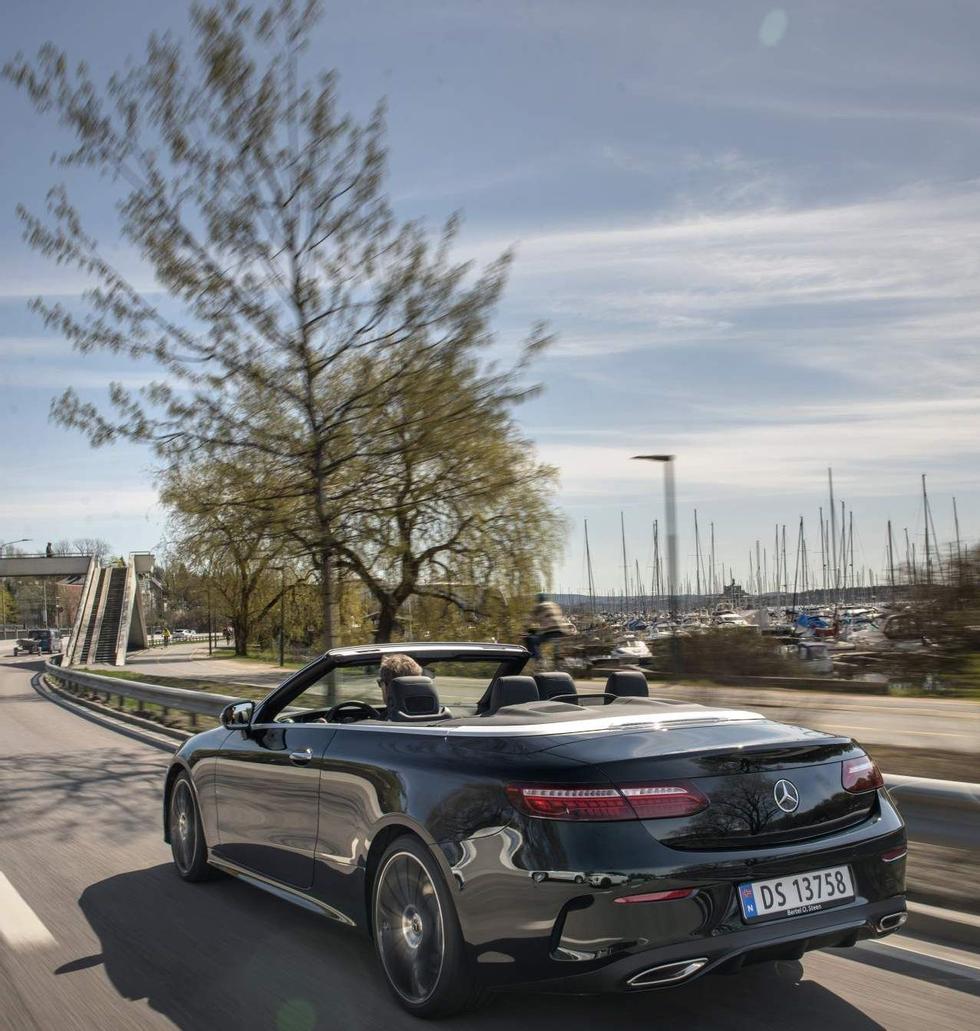 HOT AND COLD: Without an air hood, air sash and wind deflectors as well as with the windows down, more wind gets into the cabin, but the heat in the steering wheel, armrests and not least the air vents also helps extend the convertible's season.  Photo: Håkon Sæbø / Finansavisen