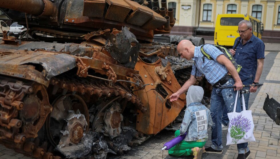Destroyer: Big and Small Check the broken tank.  Photograph: Gleb Garanish/Reuters
