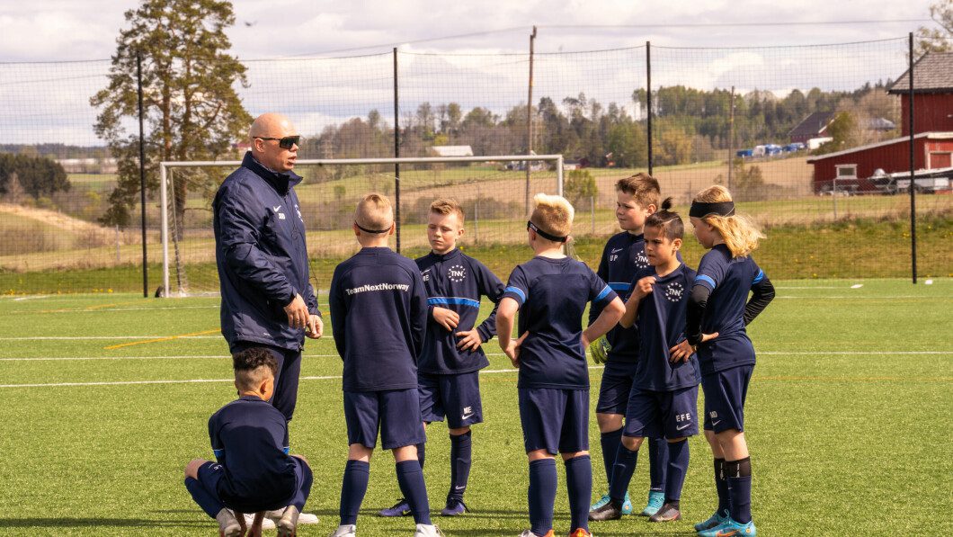 Direct reactions: - I changed the formation a little, because today this certainly did not work, says coach and football dad John Ole Dipdal to the players.  Far right is his son Matthew.  Photo: Kristen Skarsten Olsen/TV 2