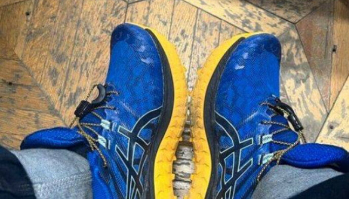 FINE FOR JOGGES: A Russian man was said to have been fined for wearing blue and yellow sneakers, the colors of the Ukrainian flag.  Photo: Telegram screenshot