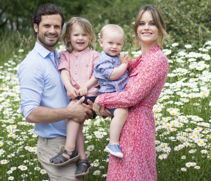 Flowers: In 2019, the prince's family sent this photo as a summertime greeting to people, in which Sophia was wearing a dress by Bei Timo.  Photo: Kungl.  Hovstaterna / Royal Court, Sweden