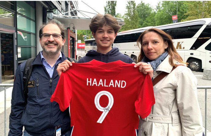 Signed suit: Max Shimura with dad Marek and mom Katharina outside Olival Stadium.  Photo: Tori Ulrich Bratland