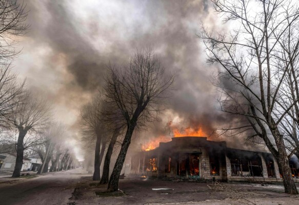 Fire: A house caught fire in the city of Severodonetsk in Donetsk.  Dessen is clear about what we can expect in the next few days in Ukraine.  Photo: Fadel Al-Sana/AFP/NTB