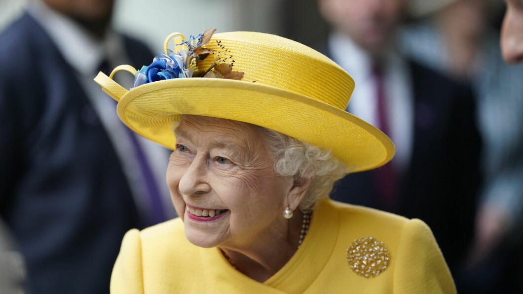 BLID: The Queen was dressed in head-to-toe yellow, and put a smile on her face during the visit.  Photo: Andrew Matthews / Pa Photos / NTB
