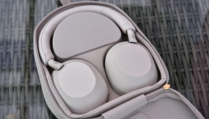 The case that comes with it can be squeezed when the headphones aren't raised, but it's so big, you can't fold the headphones any further.  Photo: Pål Joakim Pollen