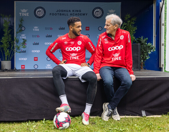 Leeds supporters: Jonas Gahr Store is himself interested in football, and in England, Leeds is his team.  Here's the PM in conversation with Joshua King of the national team during the Football School of the Year last year.